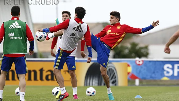 Bartra durante un entrenamiento con la Selección