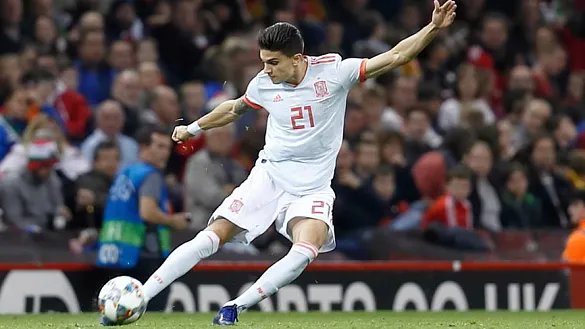 Marc Bartra en una acción del partido ante Gales