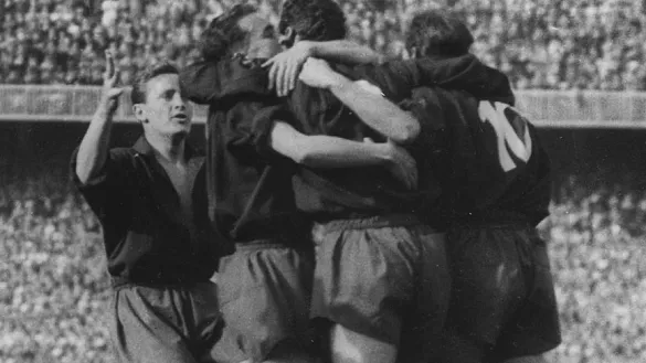 Estanislao Basora celebra un gol con sus compañeros de la selección española