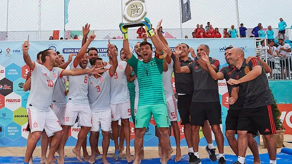 Los jugadores de España celebran el éxito en Nazaré