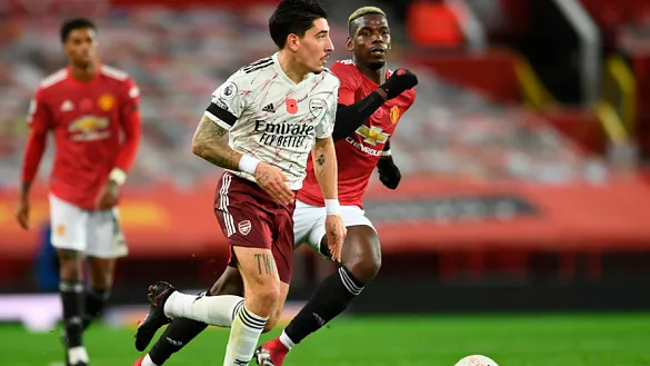Bellerín en un partido ante el Manchester United