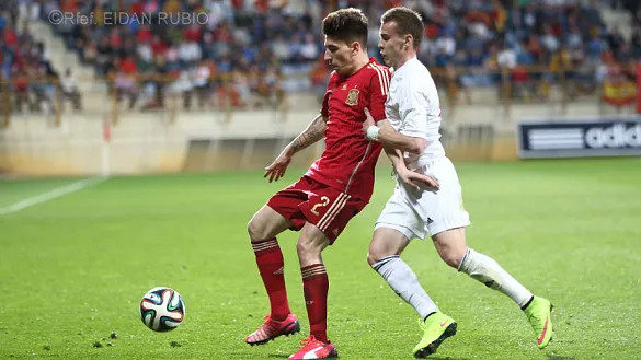 Bellerín controla un balón con la Sub-21