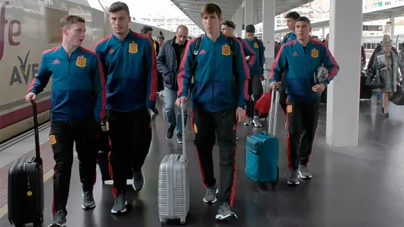Los jugadores de la Sub-19 a su llegada a Alicante