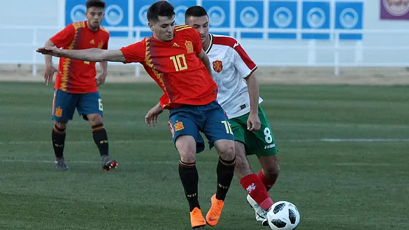 Brahim controla un balón ante un rival
