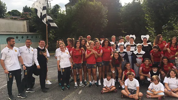 Una banda de música bretona se fotografía con las jugadoras de la Selección española Sub-20
