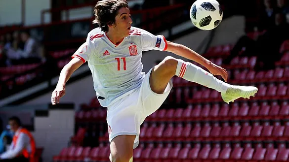 Bryan Gil controla un balón en un partido
