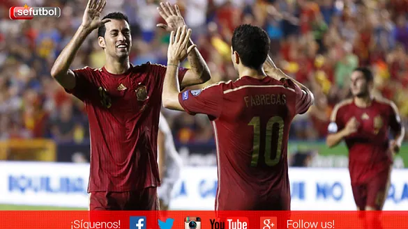 Sergio Busquets celebra su tanto ante Macedonia en septiembre de 2014