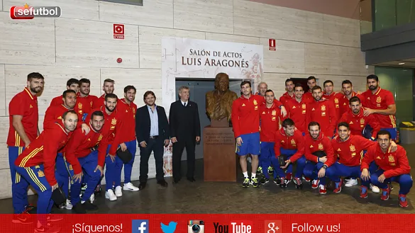 El busto que esculpió José María Sánchez preside el Salón de Actos 'Luis Aragonés' desde noviembre