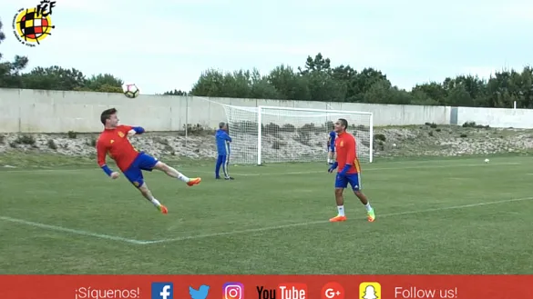 VÍDEO | ¿Cuántos pases de cabeza son capaces de intercambiar Moha y Sergio?