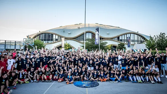 Una multitud con el futbolista de fútbol sala Miguelín