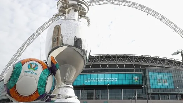 Vista del trofeo y balón de la Eurocopa frente al estadio de Wembley