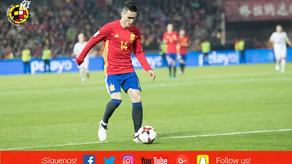 Callejón conduce el balón ante Macedonia