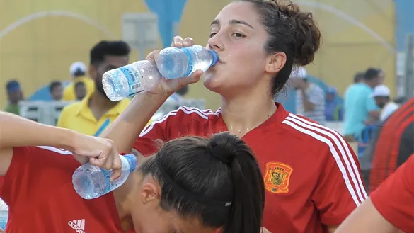 Jugadoras de la selección bebiendo agua