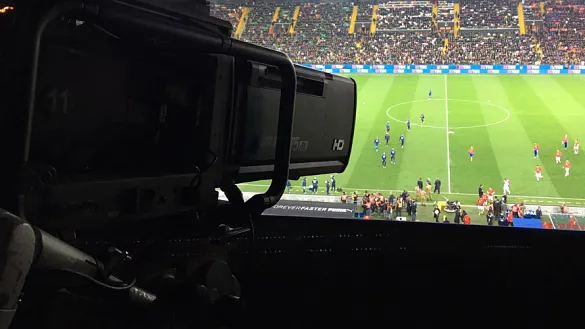 cámara de televisión en un partido de la selección