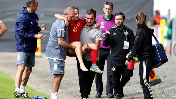 Nuria Rábano es retirada del terreno de juego durante el encuentro frente a Alemania