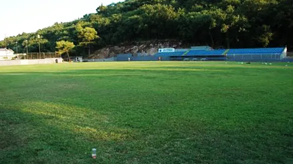 Vista del estadio Pod Malim Brdom de Budva (Montenegro)