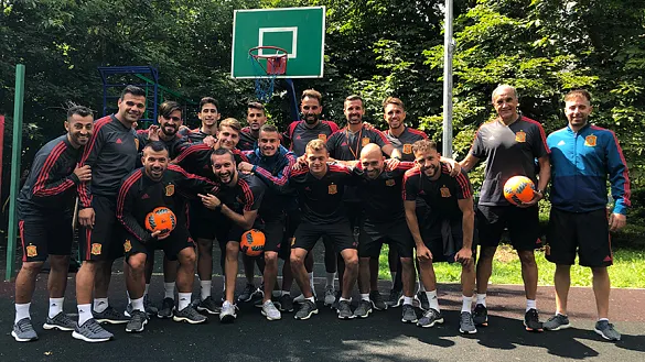 La selección española de fútbol playa posa en la cancha de baloncesto
