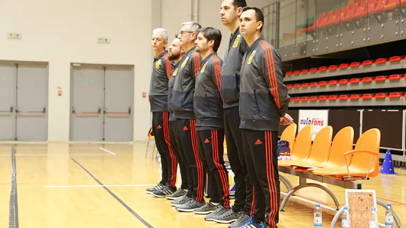 El seleccionador nacional Sub-19 de futbol sala, Albert Canillas, junto a su cuerpo técnico