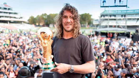 Carles Puyol vuelve a encontrarse con la Copa del Mundo en Sudáfrica