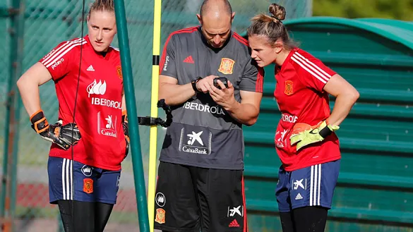 Carlos Sánchez junto a Sandra Paños y Mariasun Quiñones durante un entrenamiento