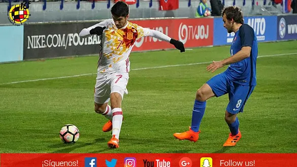 Carlos Soler conduce un balón en el último partido de la Sub-21