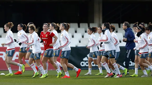 La Selección española de fútbol femenino se ejercita en el estadio Cartagonova