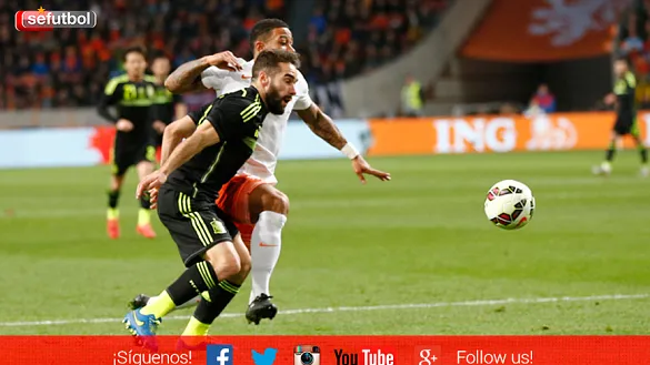 Dani Carvajal pelea por un balón durante el Holanda - España disputado en Ámsterdam