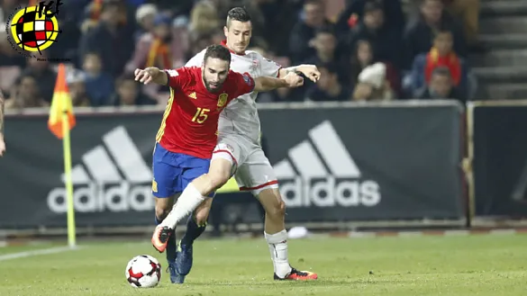 Carvajal durante un lance del España - Macedonia