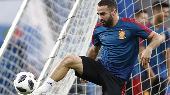 Dani Carvajal controla un balón durante el entrenamiento