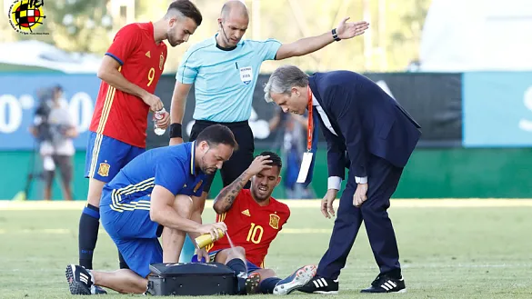 Dani Ceballos es atendido durante un encuentro de la selección española Sub-21