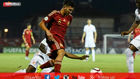 Dani Ceballos escapa de un rival durante el partido frente a Holanda
