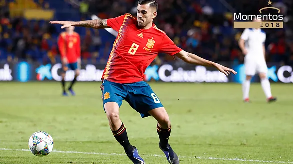 Dani Ceballos controla un balón en su debut