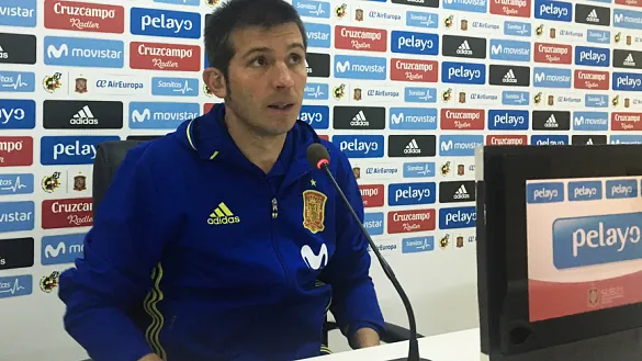 El Seleccionador nacional Sub-21, Albert Celades, en la sala de prensa del estadio de Cartagonova