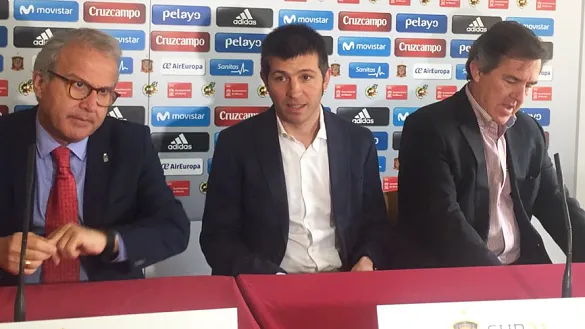 Felipe Coello, Albert Celades y José Miguel Monje durante la conferencia de prensa en el Ayuntamiento de Murcia 
