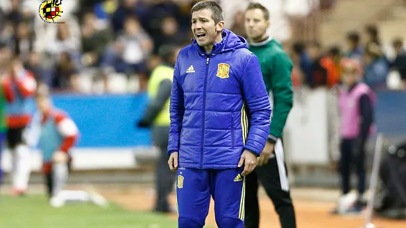 Albert Celades, Seleccionador nacional Sub-21, da instrucciones durante el último partido del equipo