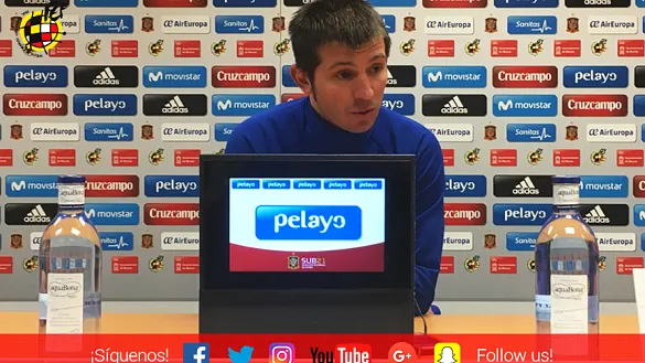 El Seleccionador Sub-21 Albert Celades durante la rueda de prensa en el estadio de la Nueva Condomina