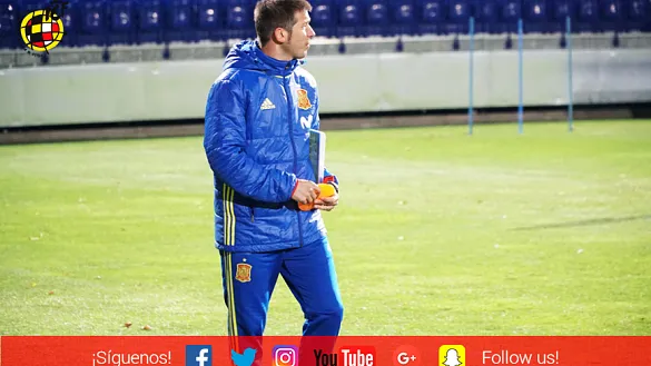 El Seleccionador nacional Sub-21, Albert Celades, durante el entrenamiento en Eslovaquia