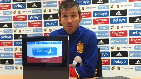 Albert Celades atiende a los periodistas en el estadio de la Nueva Condomina