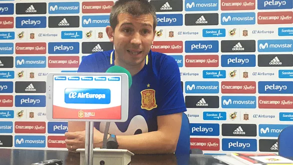 El Seleccionador Sub-21 Albert Celades atiende a los periodistas en la sala de prensa del estadio Salto del Caballo