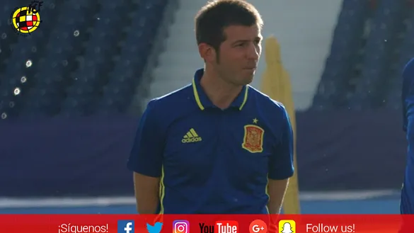 El Seleccionador nacional Sub-21, Albert Celades, durante el entrenamiento previo al choque frente a Serbia