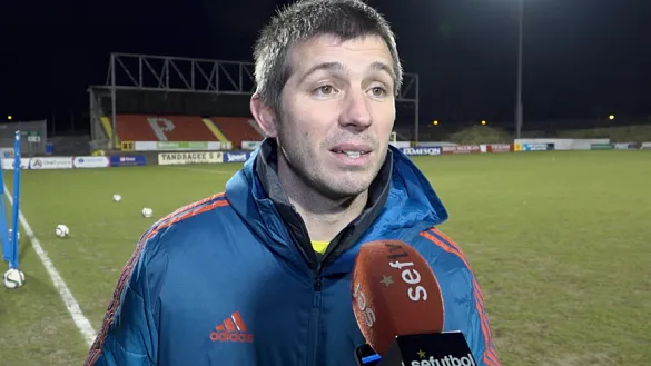 El seleccionador nacional Sub-21, Albert Celades, atiende a SEFUTBOL en Portadown