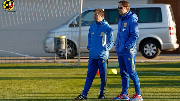 Los selecciondores Albert Celades y Julen Lopetegui durante el entrenamiento de la Sub-21 en la Ciudad del Fútbol