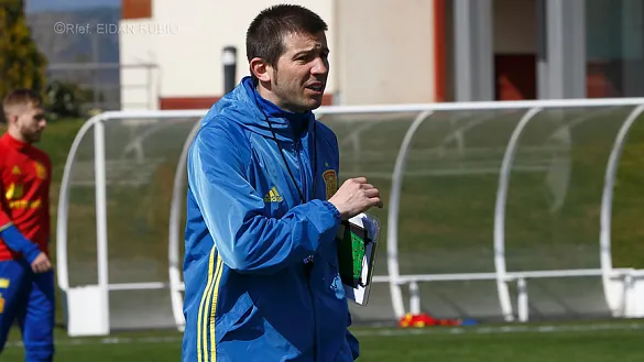 Albert Celades dirigiendo un entrenamiento de la Selección española