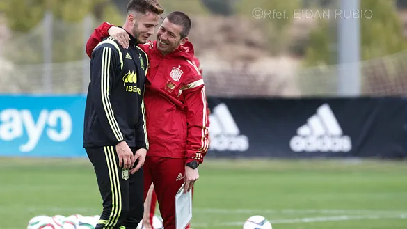 Albert Celades, con Saúl Ñíguez, durante un entrenamiento de la Sub-21