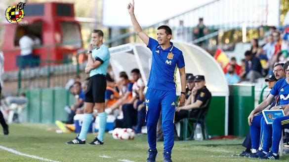 Celades dando instrucciones a la Sub-21