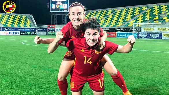 Las jugadoras de la selección española femenina celebran la conquista de la Copa de Chipre