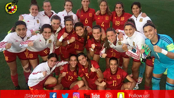 La Selección española Sub-19 femenina posa tras su encuentro frente a Italia en Coverciano