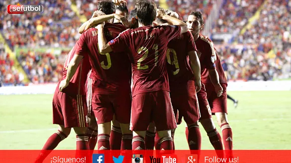 Los jugadores de la Selección Española celebran un tanto