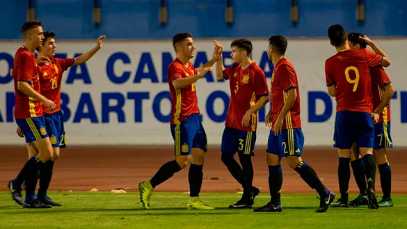 Los jugadores de la Selección Española Sub-18 celebran un tanto