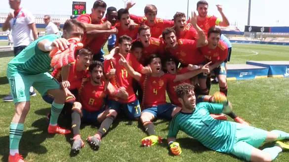 La Selección española Sub-18 celebra su triunfo en Reus